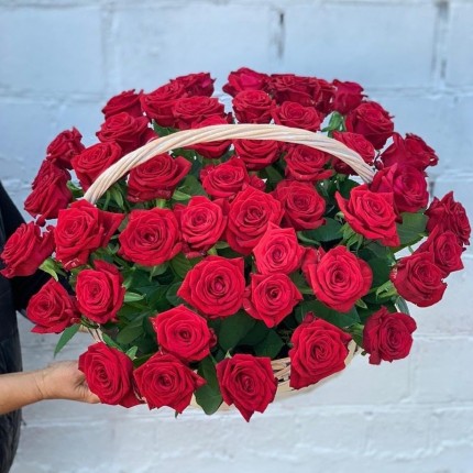 Корзинка "Моей королеве" из красных роз с доставкой в по Собинке